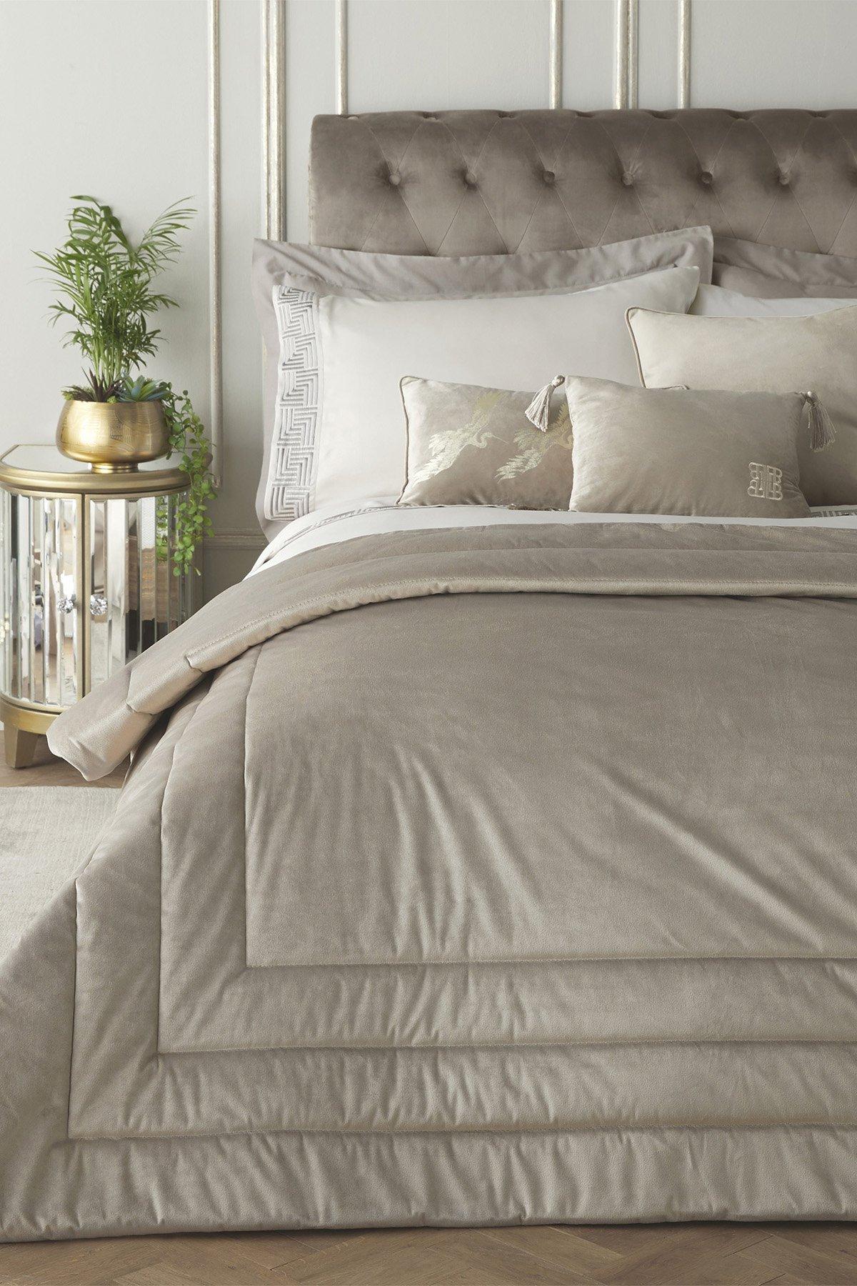 'Chic' Luxury Soft Velvet Frame Stitched Warm And Cosy Bedspread